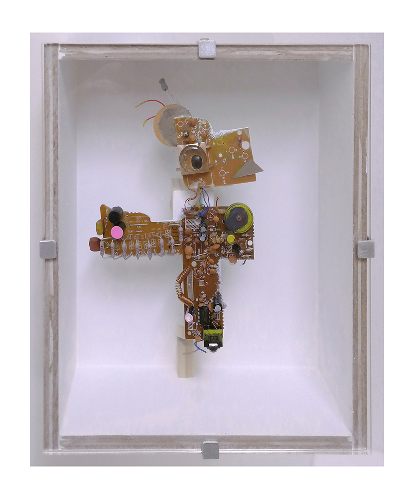 MASCOTA ACICALADA C - 24x20x9 cm - Reciclaje y ensamblado - Serie Animalario - Proyecto S.O.S.tenible - Políptico "Robotifauna" de 9 piezas - 2017 - Gata de Gorgos. 