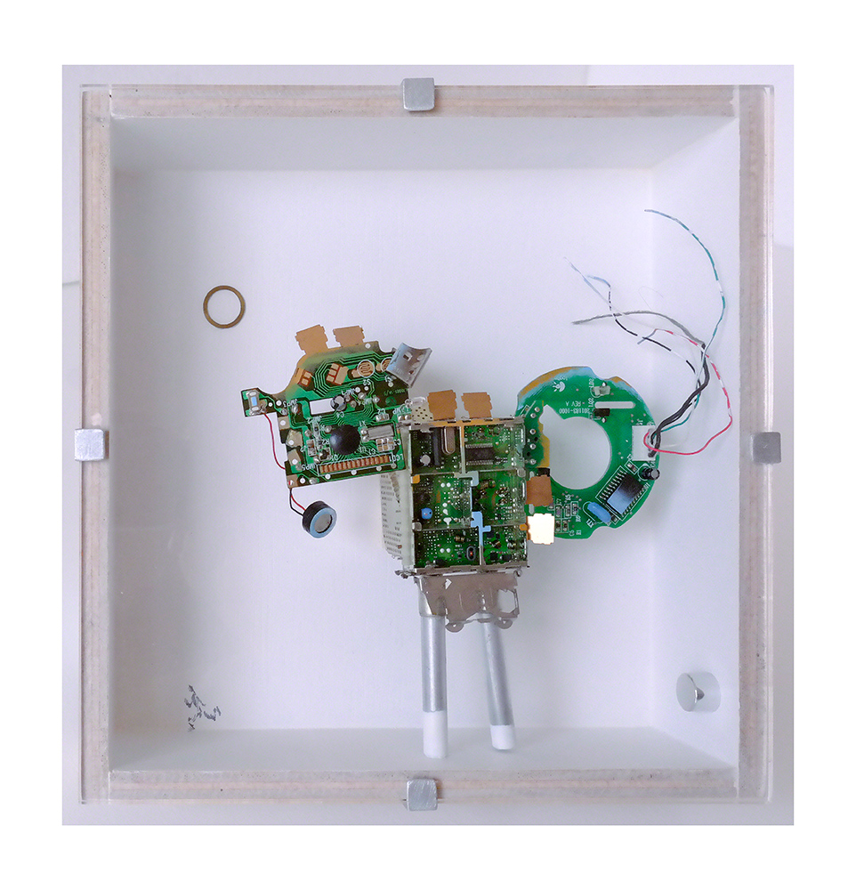 VIGIANDANTE C - 23x22'9x9 cm - Reciclaje y ensamblado - Serie Animalario - Proyecto S.O.S.tenible - Políptico "Robotifauna" de 9 piezas - 2017 - Gata de Gorgos. 